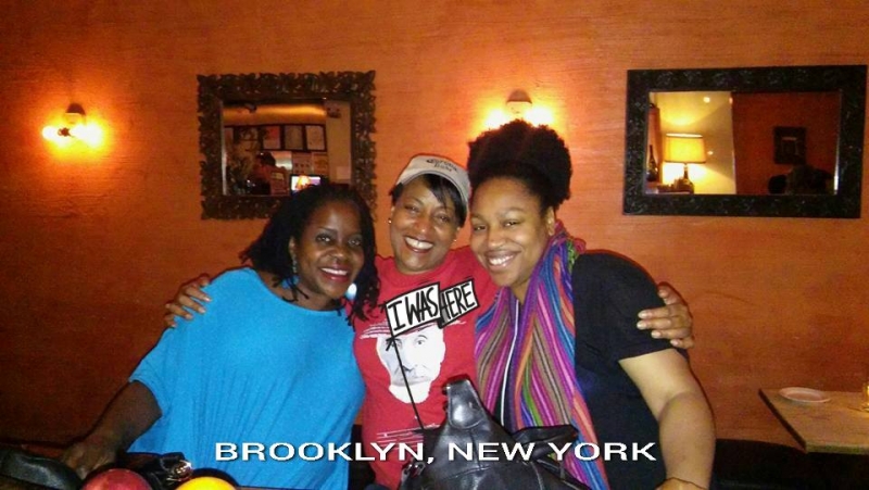Here is a swinging trio! 😃 Carla Cook.Vanessa Rubinn and Charanee Wade. A Brooklyn Hang